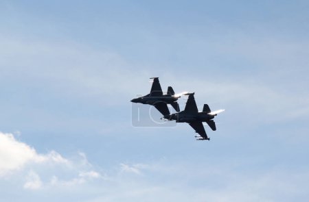 Foto de Aviones militares durante el espectáculo aéreo - Imagen libre de derechos