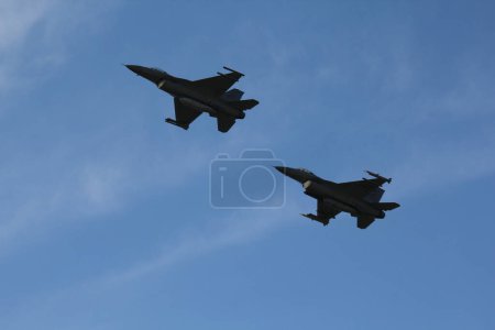 Téléchargez les photos : Avions militaires pendant le spectacle aérien - en image libre de droit