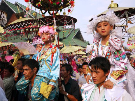 Foto de Ceremonia larga de Poy Sang en Mae Hong Son, Tailandia - Imagen libre de derechos