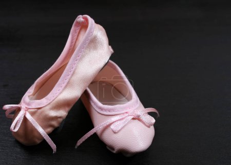 Foto de Zapatos de Ballet pequeños en negro - Imagen libre de derechos