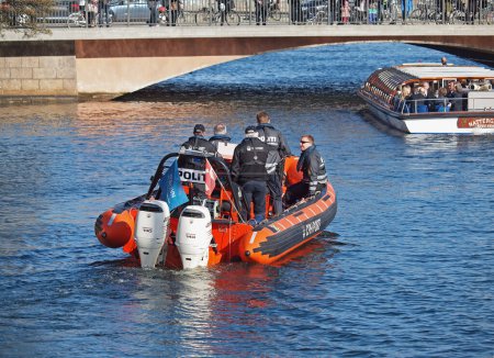 Téléchargez les photos : Danish policemen on boat, daytime view - en image libre de droit