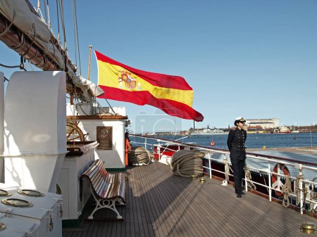Foto de Mujer oficial de pie en la cubierta del buque de la marina española - Imagen libre de derechos