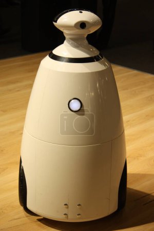 Téléchargez les photos : Téléprésence Robot sur surface en bois - en image libre de droit