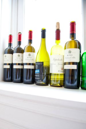 Téléchargez les photos : Bouteilles de vin sur étagère blanche - en image libre de droit