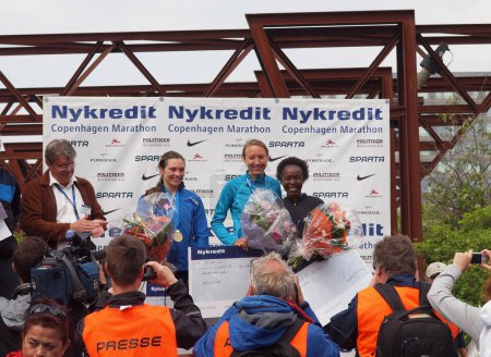 Téléchargez les photos : Vainqueurs - marathon copenhagen femelle sur fond - en image libre de droit