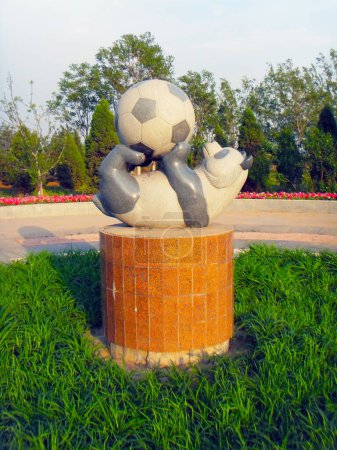 Téléchargez les photos : Le panda jouant au football, lieu de voyage sur fond - en image libre de droit