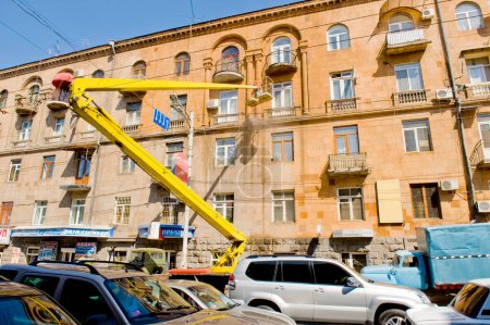 Téléchargez les photos : Nettoyage des bâtiments dans la ville moderne - en image libre de droit