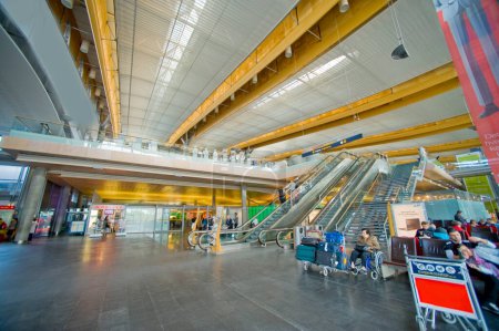 Téléchargez les photos : Intérieur de l'aéroport international d'Oslo - en image libre de droit