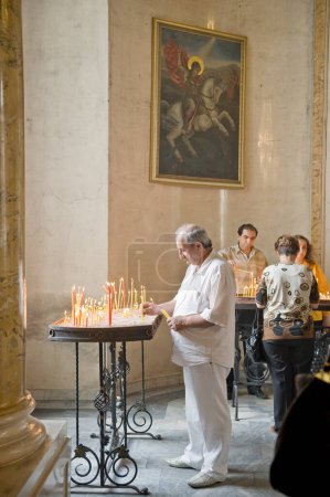 Téléchargez les photos : Les gens dans l'église arménienne - en image libre de droit