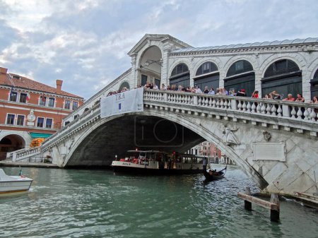 Téléchargez les photos : Pont du Rialto à Venise - en image libre de droit