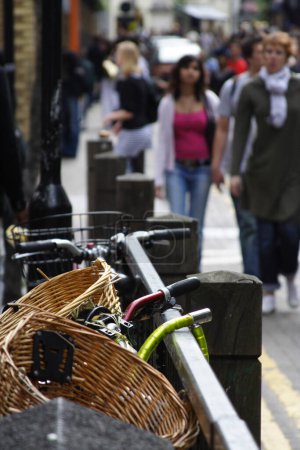 Téléchargez les photos : Bikes parked on urban city street - en image libre de droit