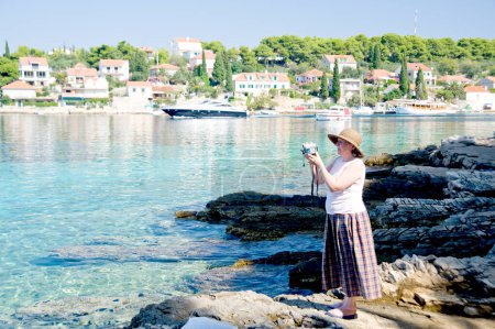 Téléchargez les photos : Femme sur la Croatie tour de repos - en image libre de droit