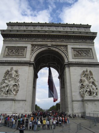 Téléchargez les photos : Arc de Triomphe et ciel bleu sur fond - en image libre de droit