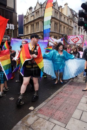 Foto de "Personas que asisten al Orgullo Gay Anual de Bristol 2011 Bristol 16 Ju" - Imagen libre de derechos