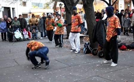 Téléchargez les photos : Danse de rue dans la rue - en image libre de droit