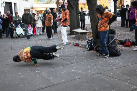 Foto de Bailarines callejeros actuando al aire libre, Nueva York - Imagen libre de derechos