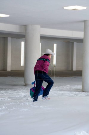Téléchargez les photos : Un vieil homme avec un chapeau marchant dans la neige - en image libre de droit