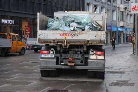 Téléchargez les photos : Camion dans la ville - en image libre de droit