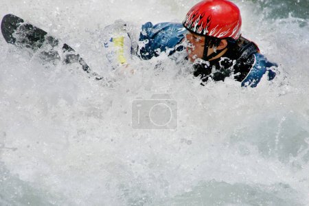 Foto de Hombre kayak, deporte acuático extremo - Imagen libre de derechos