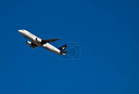 Foto de Aviones AirOne volando en el cielo - Imagen libre de derechos