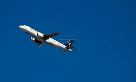 Foto de Avión volando en el cielo - Imagen libre de derechos