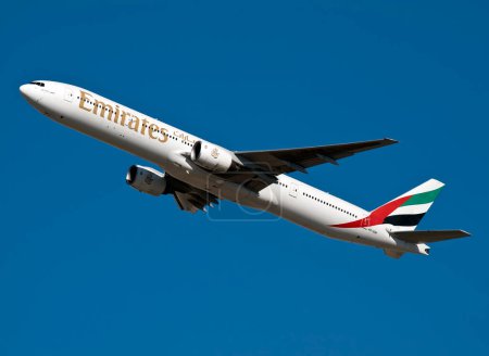 Foto de Aviones Emirates A6-EMP volando en el cielo - Imagen libre de derechos