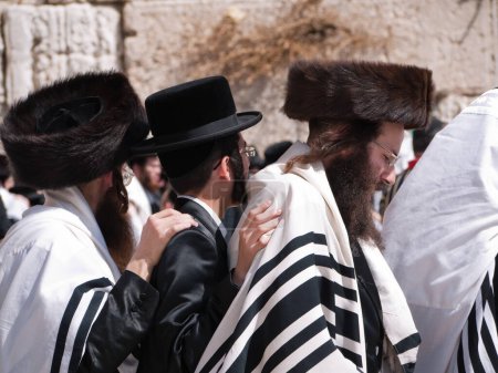 Foto de Judíos jasídicos bailando en el Muro Occidental Jerusalén - Imagen libre de derechos