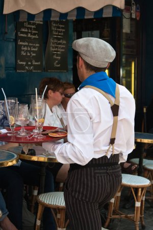 Téléchargez les photos : Serveur à Paris dans un petit café - en image libre de droit