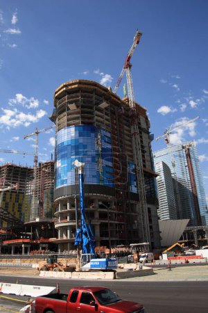 Téléchargez les photos : Las Vegas Construction sur ciel bleu - en image libre de droit