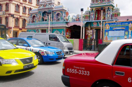 Téléchargez les photos : Taxis et temple, Singapour - en image libre de droit