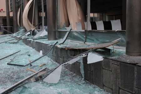Téléchargez les photos : Close-up shot of Damages after terror attack - en image libre de droit