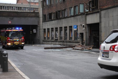 Téléchargez les photos : Dramatic shot of Damages after terror attack - en image libre de droit