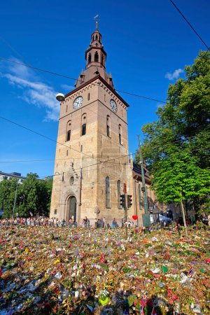 Téléchargez les photos : Fleurs de respect près de l'église chrétienne - en image libre de droit