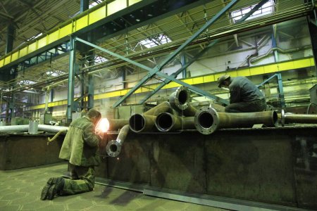 Foto de Trabajadores que trabajan en planta industrial - Imagen libre de derechos