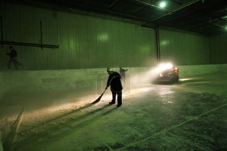 Téléchargez les photos : Travailleurs au port la nuit d'hiver - en image libre de droit