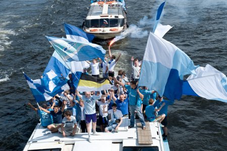 Téléchargez les photos : Fans de football avec drapeaux sur les bateaux en Russie - en image libre de droit