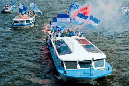 Foto de Aficionados al fútbol con banderas en barcos en Rusia - Imagen libre de derechos
