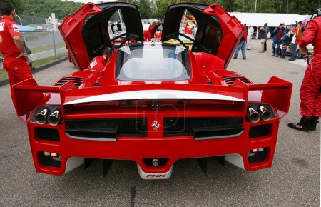 Téléchargez les photos : Ferrari FXX rouge sur fond - en image libre de droit