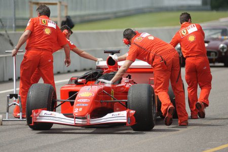 Téléchargez les photos : Scuderia Ferrari et les gens sur le fond - en image libre de droit
