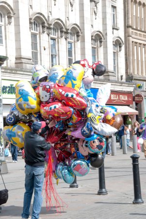 Téléchargez les photos : Vue du vendeur de ballon - en image libre de droit