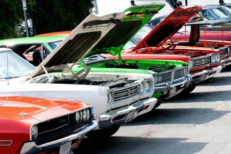 Foto de Close-up shot of Row of muscle cars at car show - Imagen libre de derechos