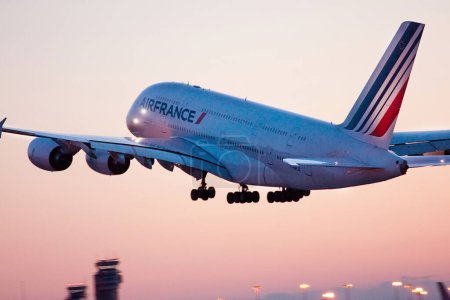 Téléchargez les photos : Avion Air France volant dans le ciel - en image libre de droit