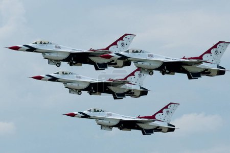 Téléchargez les photos : Thunderbirds Aerobatic Team volant dans le ciel - en image libre de droit