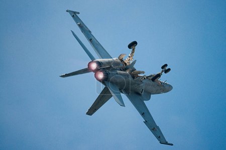 Téléchargez les photos : F / A-18E / F Super Hornet dans le ciel bleu - en image libre de droit