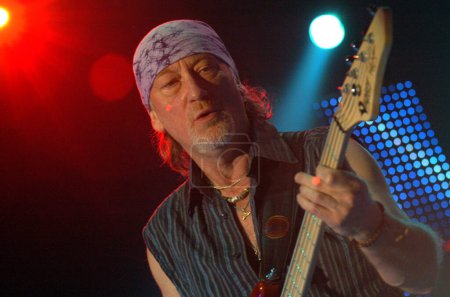 Foto de BRNO, CHECH REP., 22 DE FEBRERO: Rodger Glover en el bajo de la banda británica Deep Purple en la actuación en el salón Rondo 22 de febrero de 2006 en Brno, República Checa. El grupo llegó como parte de la gira para el nuevo álbum Rapture Of The Deep. - Imagen libre de derechos
