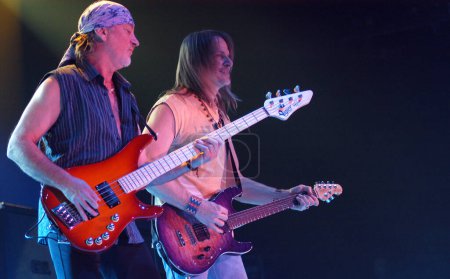 Foto de BRNO, CZECH REP., 22 DE FEBRERO: Steve Morse (R) y Rodger Glover (L) de la banda británica Deep Purple en el salón Rondo 22 de febrero de 2006 en Brno, República Checa. El grupo llegó como parte de la gira para el nuevo álbum Rapture Of The Deep. - Imagen libre de derechos