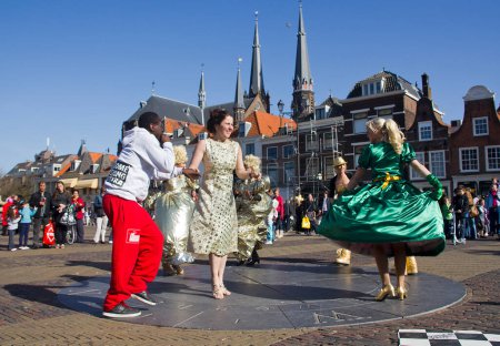 Téléchargez les photos : Vue des danseurs à Delft - en image libre de droit