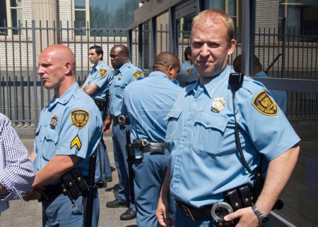 Téléchargez les photos : Policiers en uniforme bleu dans la ville - en image libre de droit