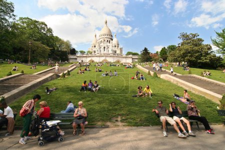 Téléchargez les photos : Touristes à la Basilique du Sacré-Cœur, Paris, France - en image libre de droit