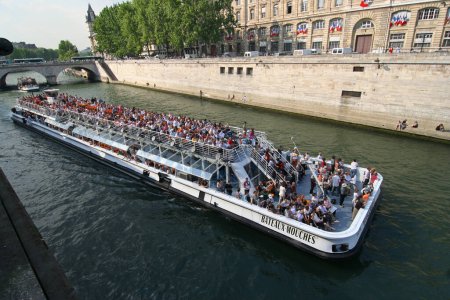 Téléchargez les photos : Giant Tourboat à Paris, France - en image libre de droit